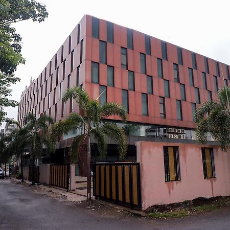 Zip By Spree Hotels Surat Exterior foto