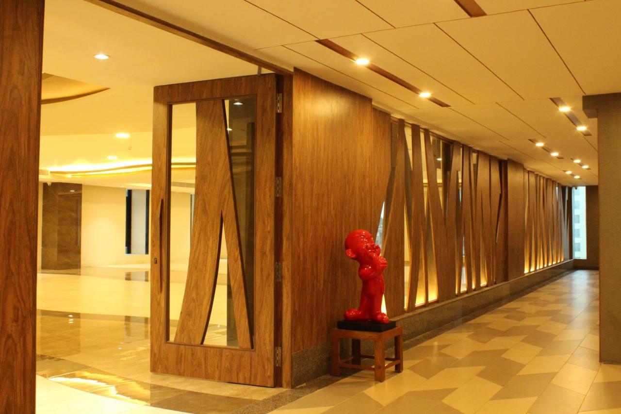 Zip By Spree Hotels Surat Exterior foto