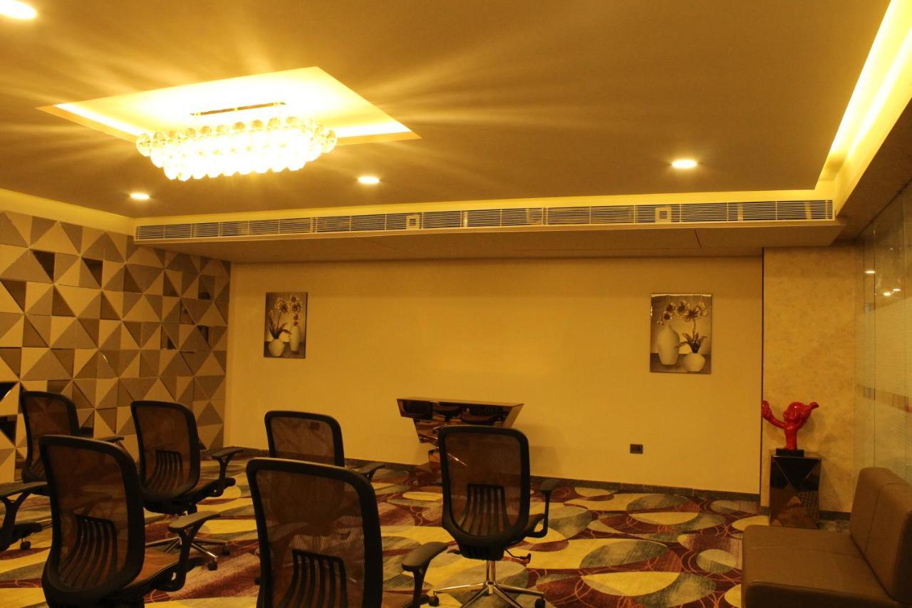 Zip By Spree Hotels Surat Exterior foto