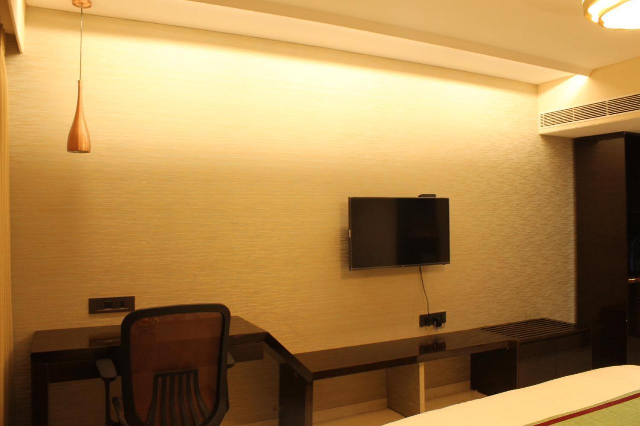 Zip By Spree Hotels Surat Exterior foto
