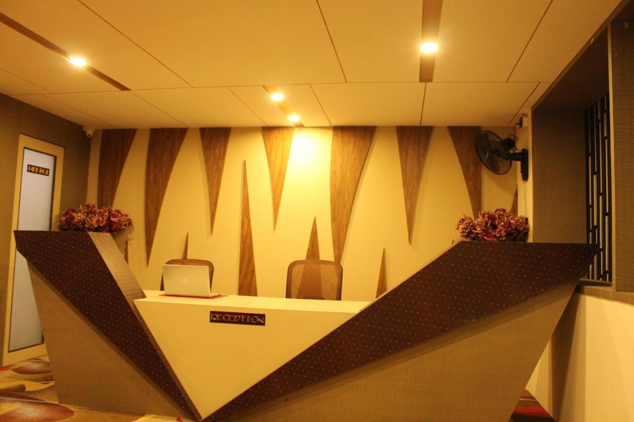 Zip By Spree Hotels Surat Exterior foto