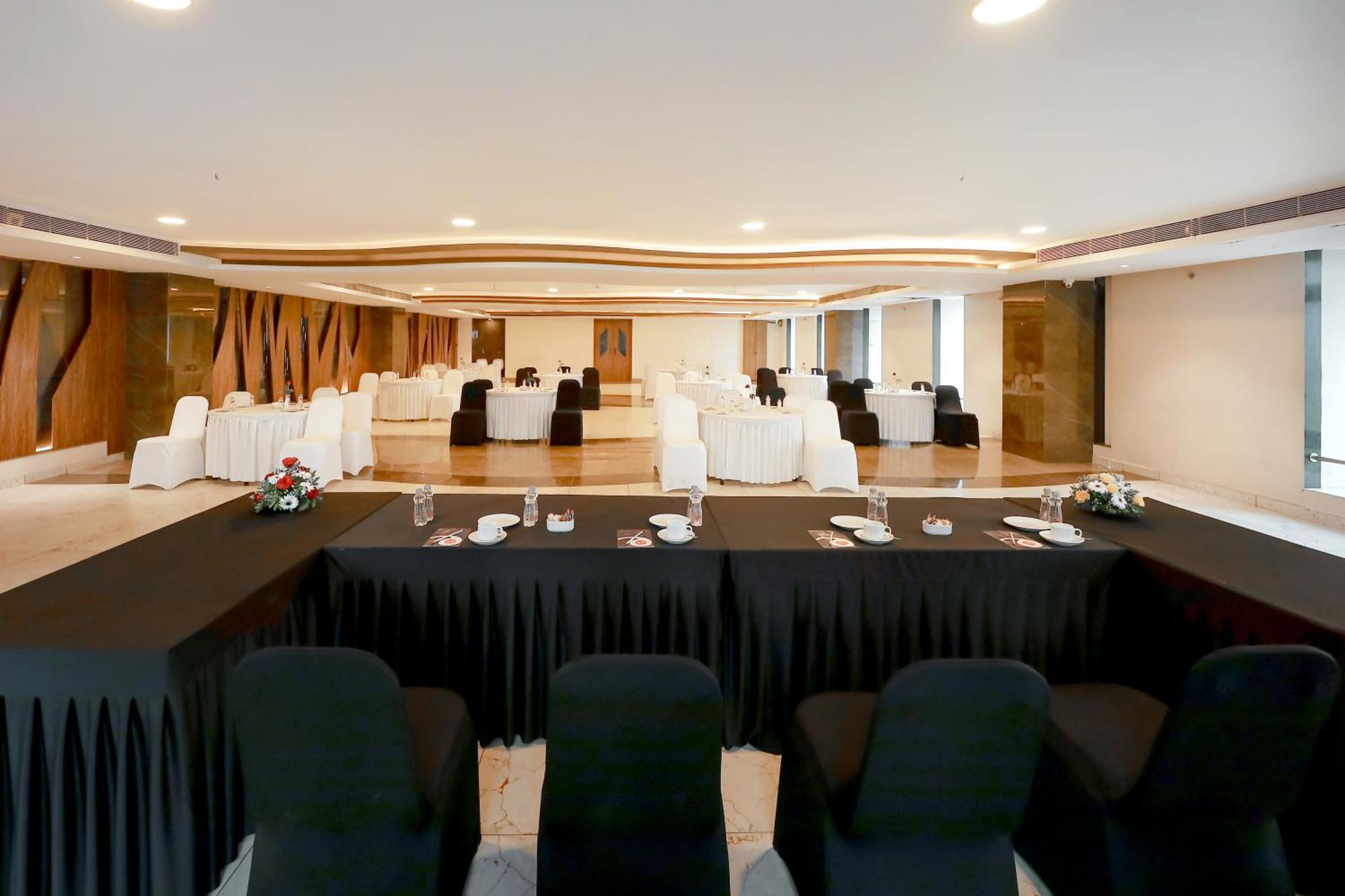 Zip By Spree Hotels Surat Exterior foto
