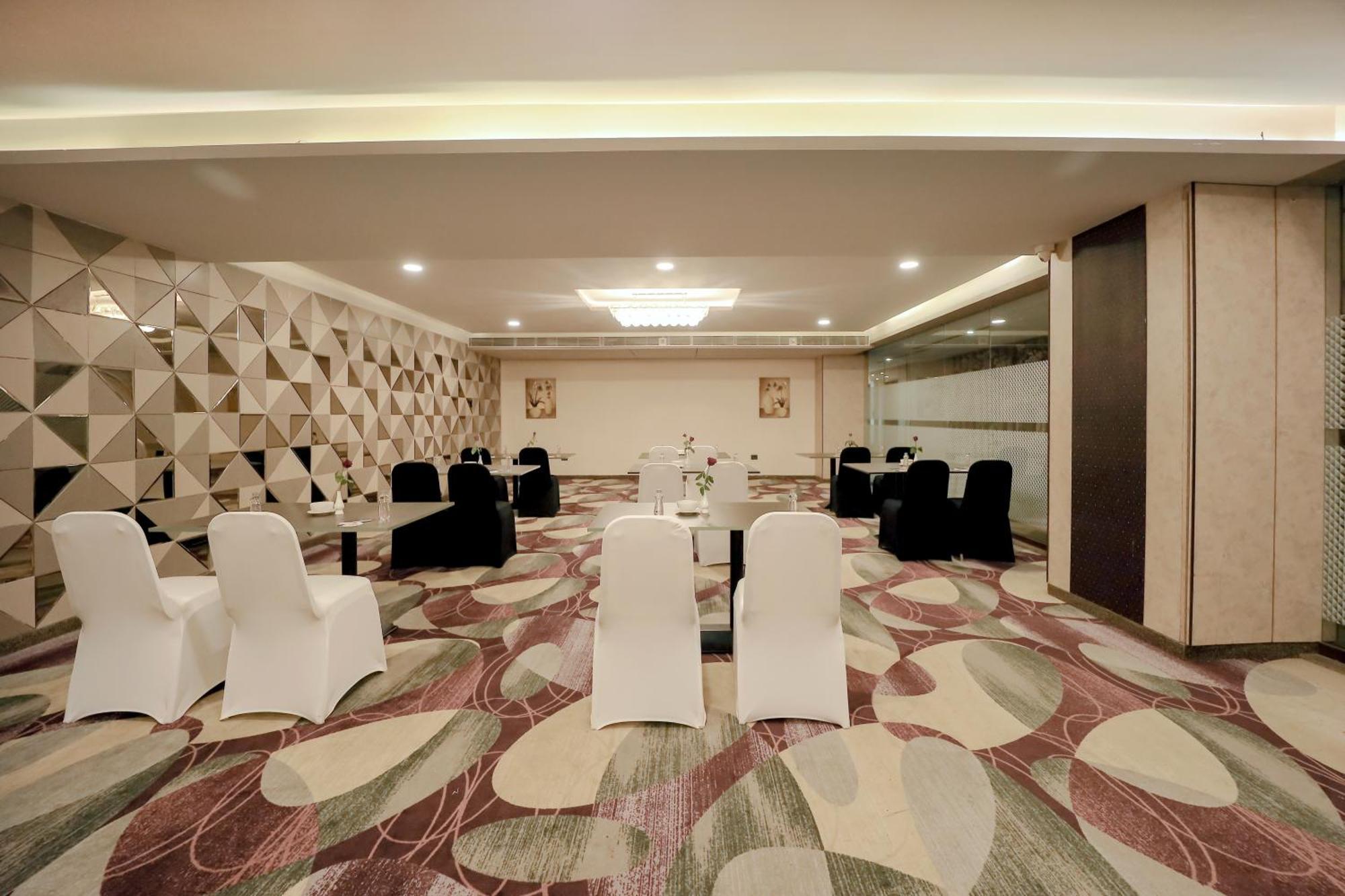 Zip By Spree Hotels Surat Exterior foto
