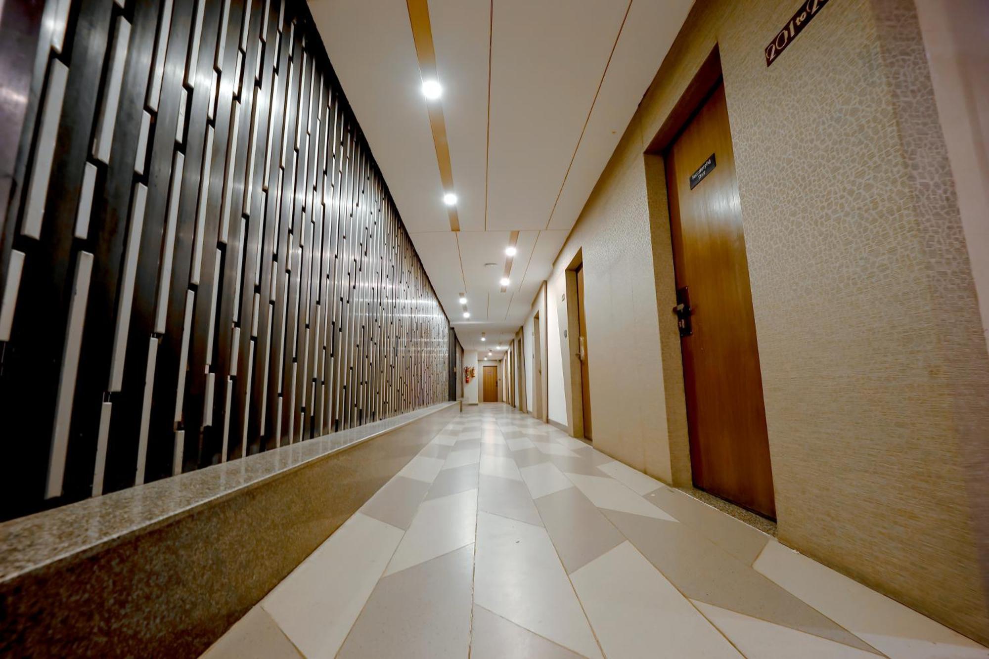 Zip By Spree Hotels Surat Exterior foto
