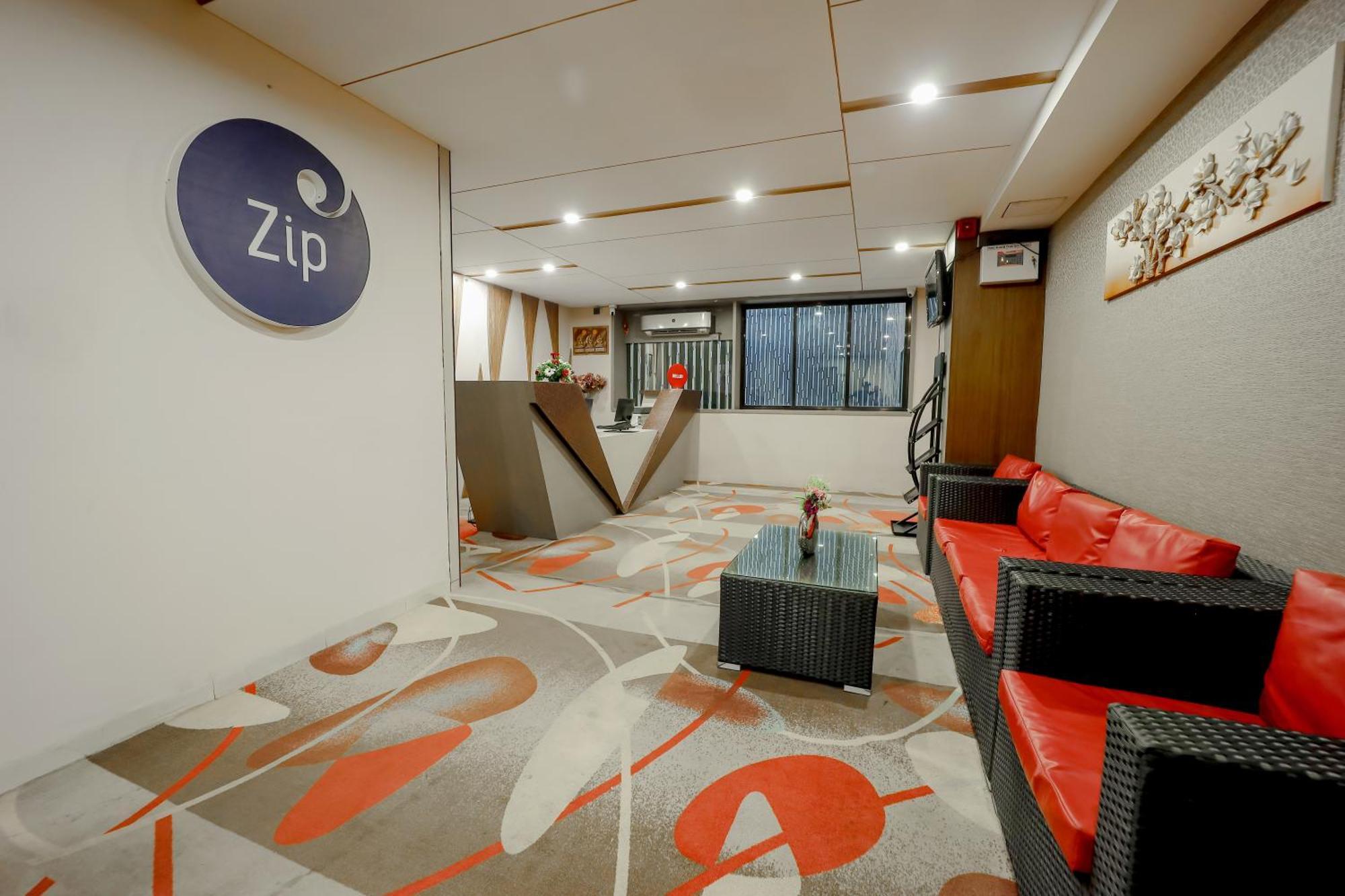 Zip By Spree Hotels Surat Exterior foto