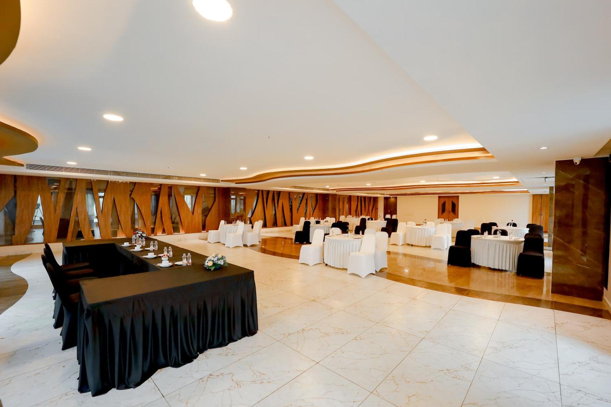 Zip By Spree Hotels Surat Exterior foto