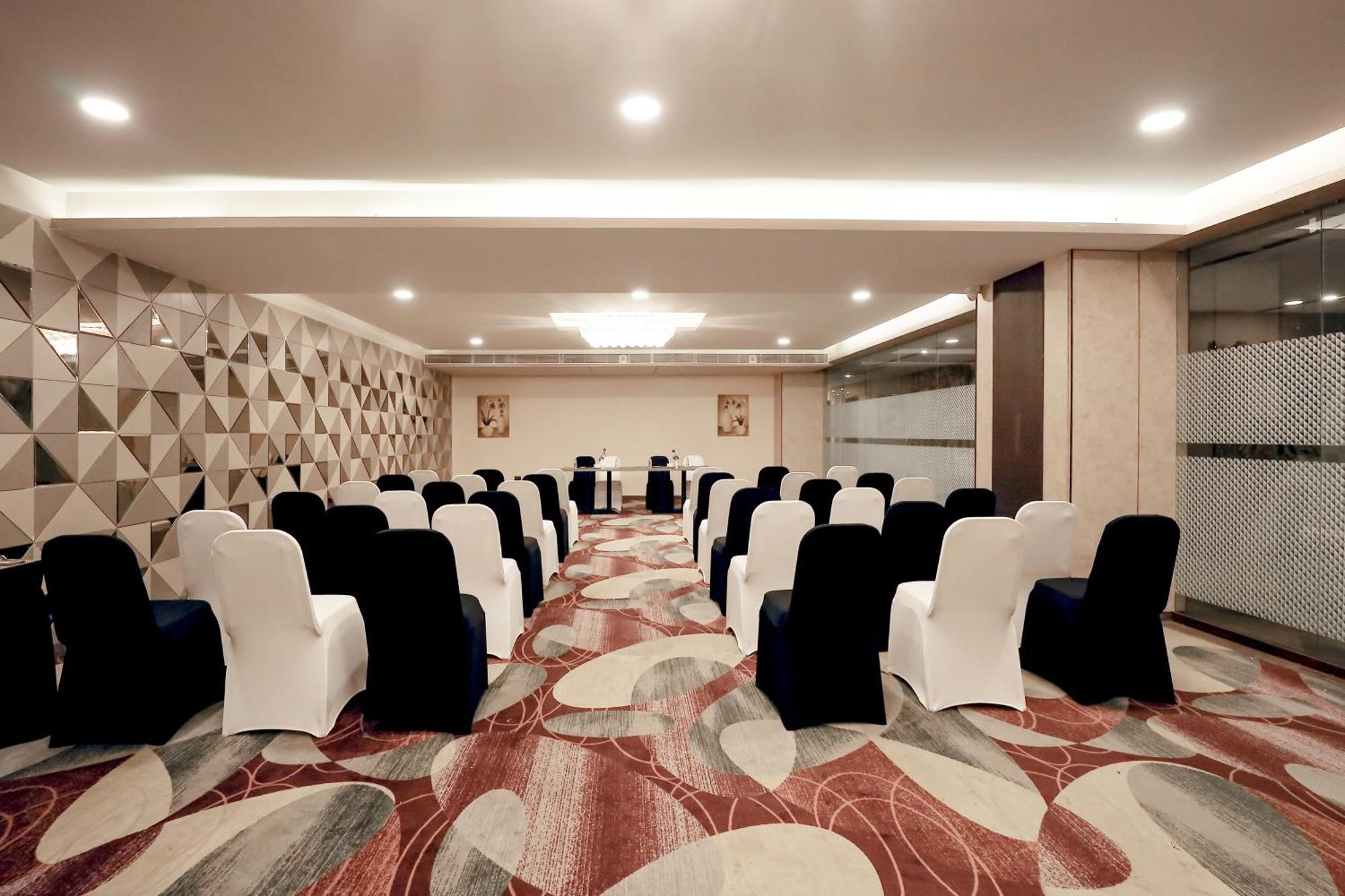 Zip By Spree Hotels Surat Exterior foto