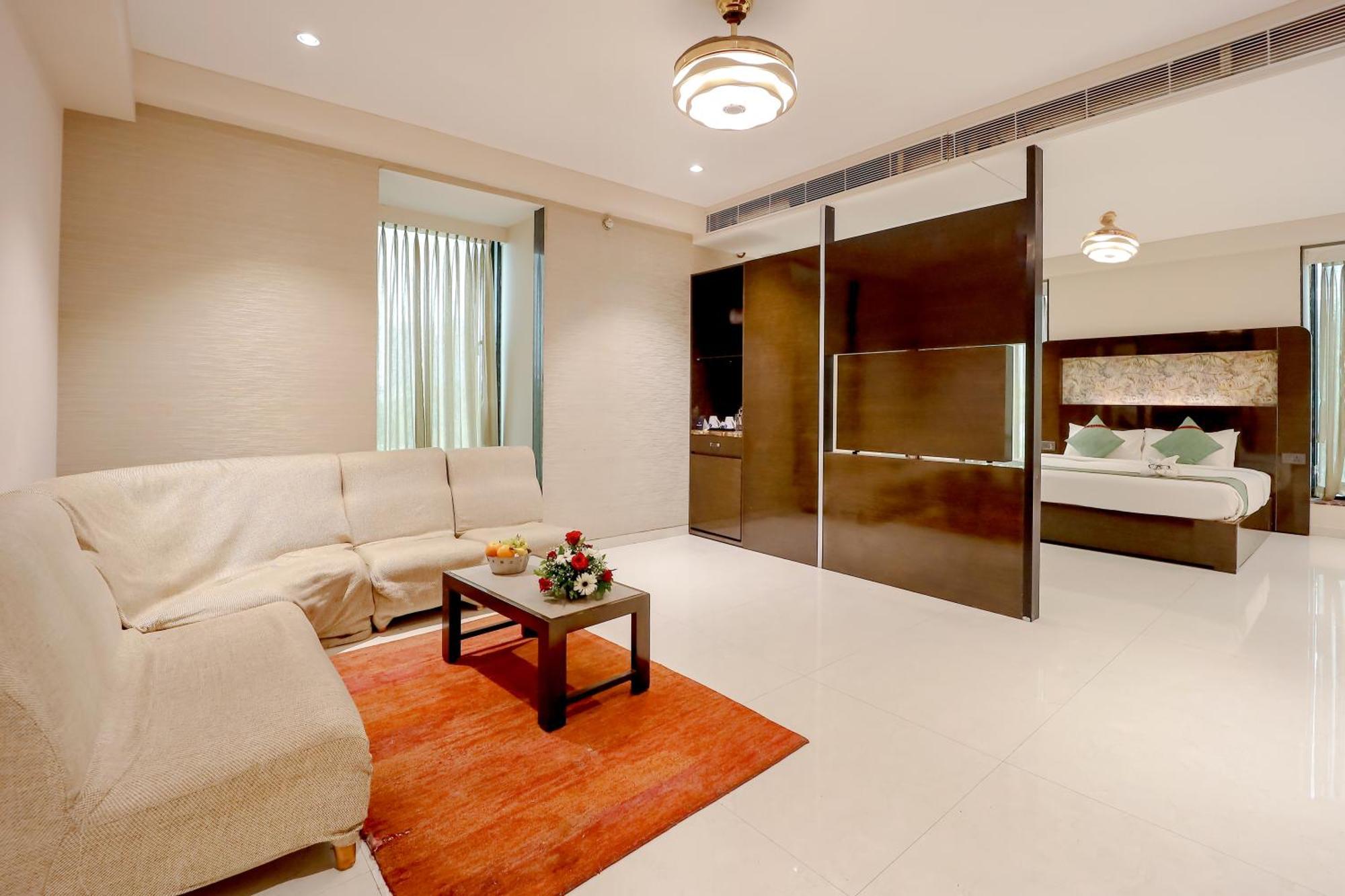 Zip By Spree Hotels Surat Exterior foto