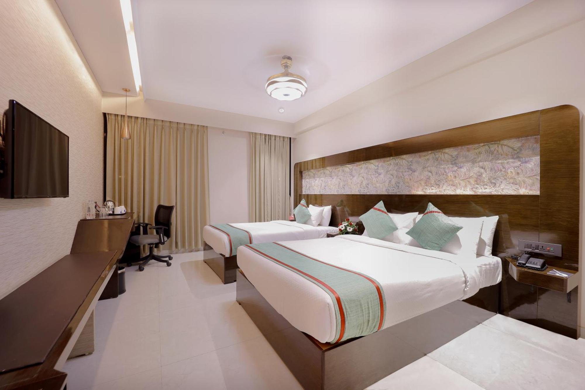 Zip By Spree Hotels Surat Exterior foto
