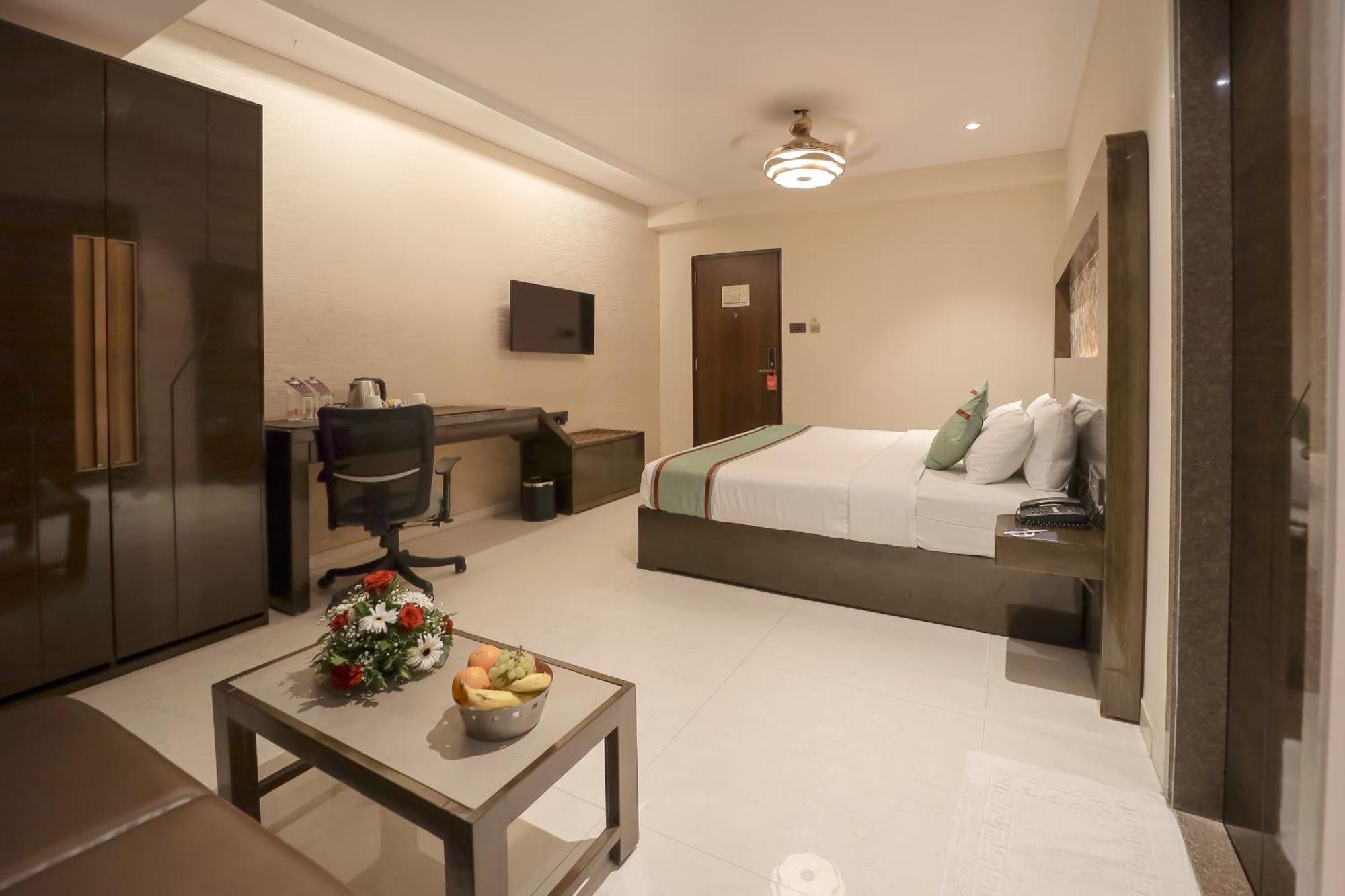 Zip By Spree Hotels Surat Exterior foto