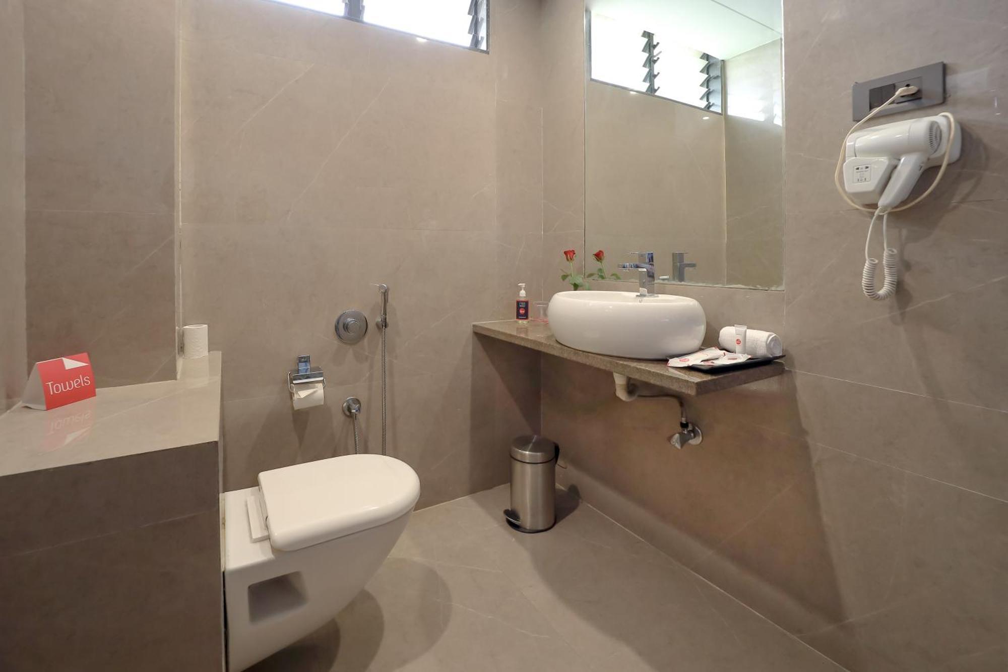 Zip By Spree Hotels Surat Exterior foto