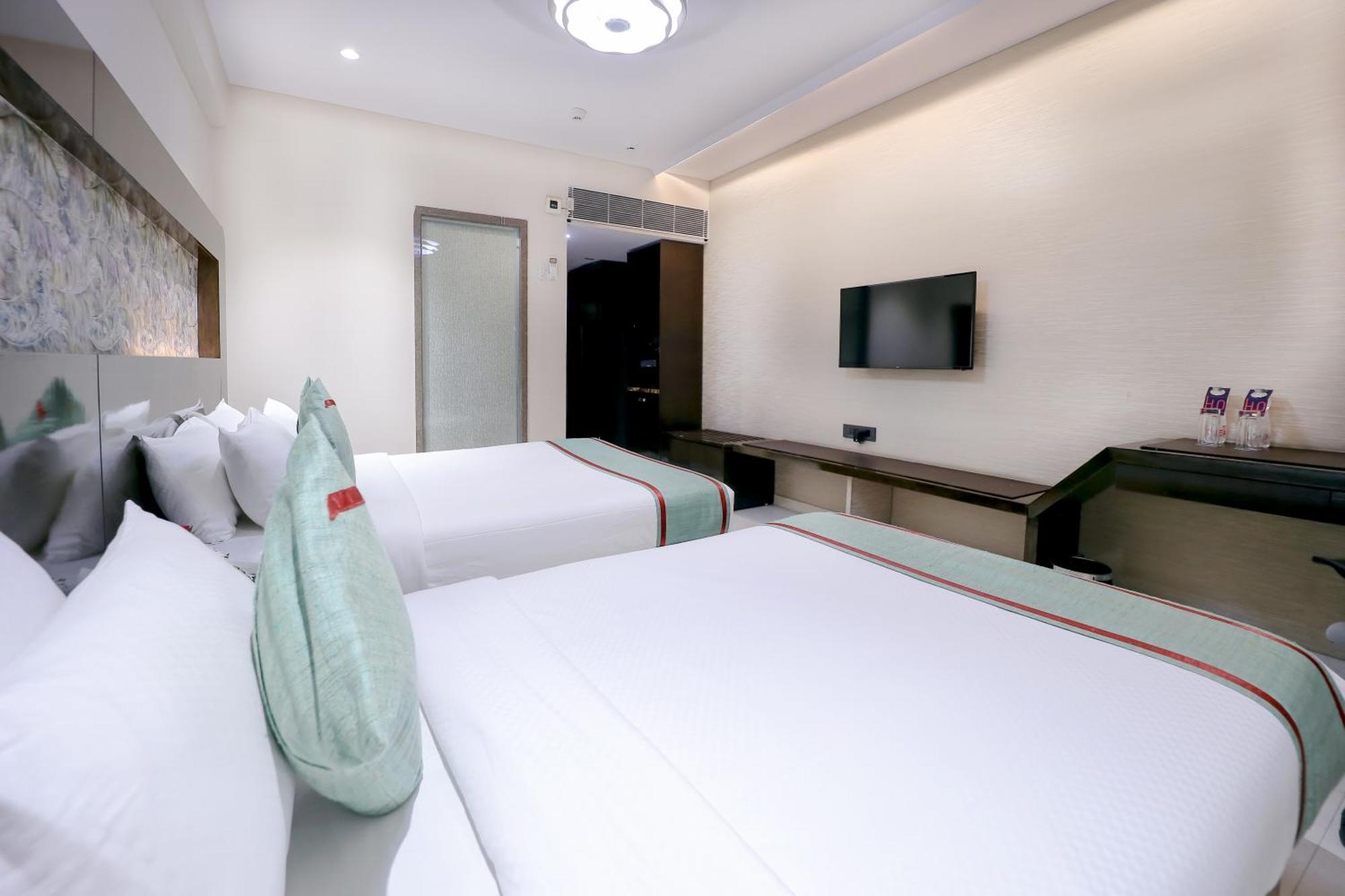 Zip By Spree Hotels Surat Exterior foto