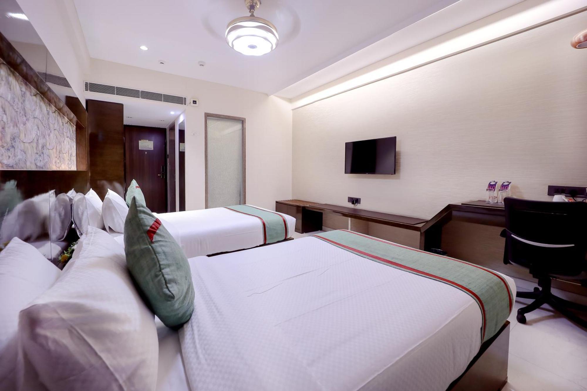 Zip By Spree Hotels Surat Exterior foto