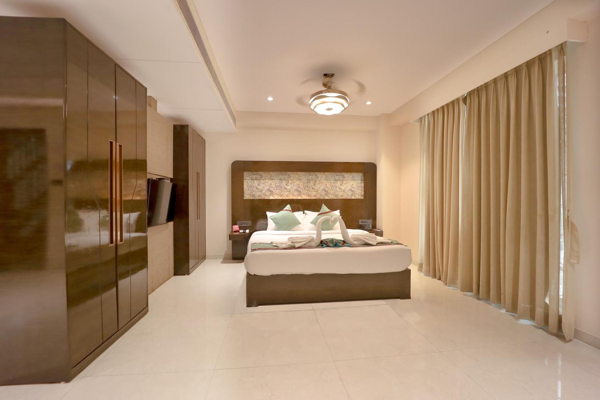 Zip By Spree Hotels Surat Exterior foto