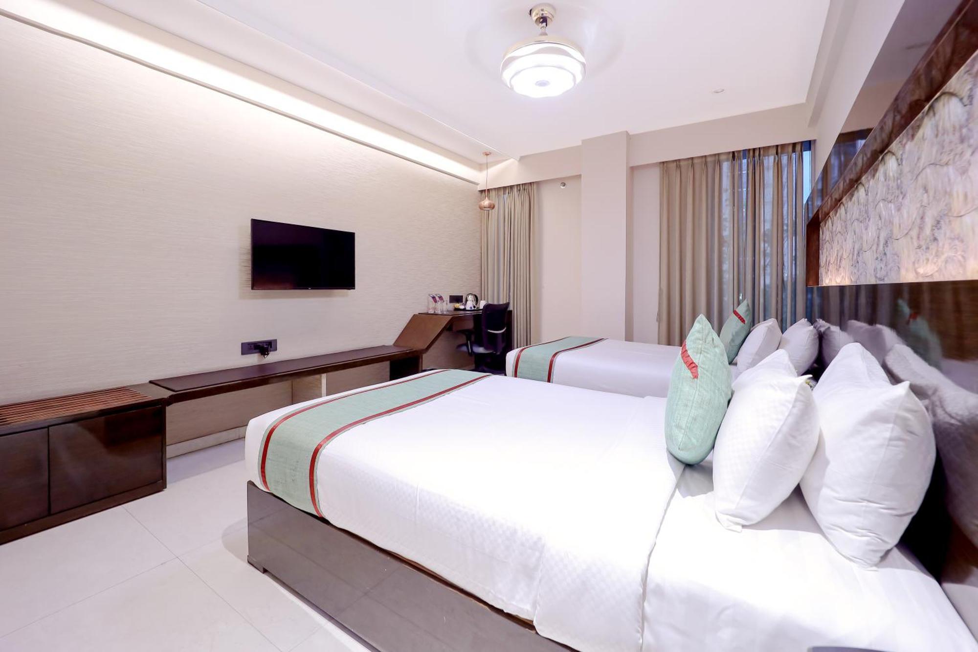 Zip By Spree Hotels Surat Exterior foto